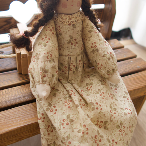 小さな女の子のお人形（木製ドール*木の実*ウッデンドール*ウッドール