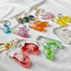 イニシャル キーホルダー 選べるチャーム付き レジン【名前入れ