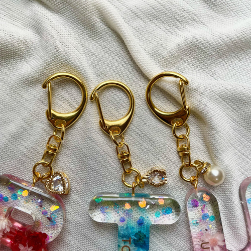 イニシャル キーホルダー 選べるチャーム付き レジン【名前入れ