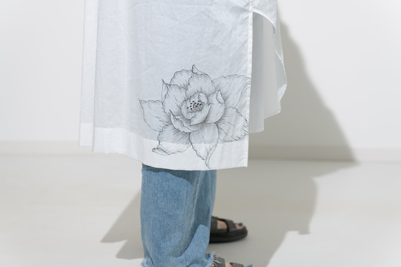 【速乾でうれしい】さらりと着れて紫外線対策もできる　手描き牡丹柄ソフトワッシャー・ロングブラウス 4枚目の画像