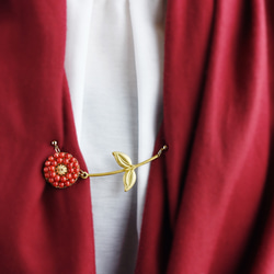 【ストールピン・ストールクリップ・羽織紐】アンティークレトロな赤珊瑚の花・真鍮の一輪 1枚目の画像