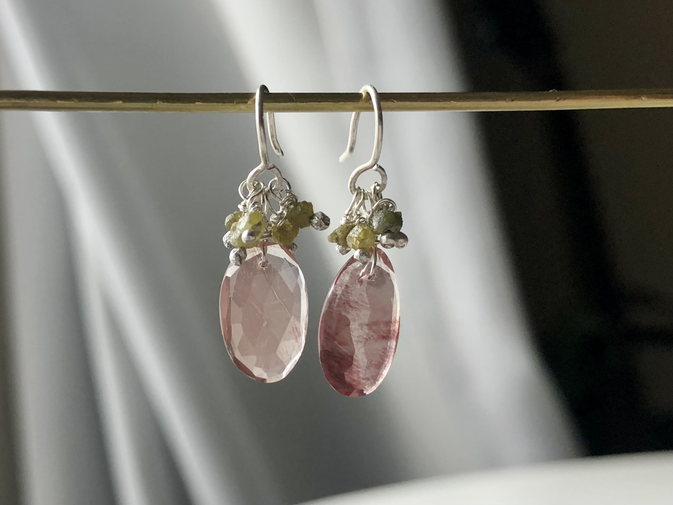 ＋ダイヤモンド　チベットアンデシンとイエローグリーンダイヤのピアス　silver