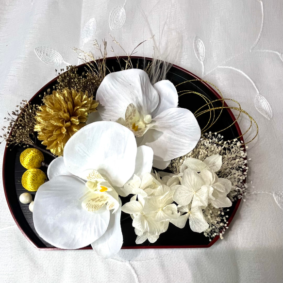 胡蝶蘭とピンポンマム(金)の艶やかヘッドパーツ✨卒業式、前撮り、白無垢、袴 1枚目の画像