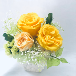 プリザーブドフラワー黄色とパステルオレンジローズ、小花のアレンジ【フラワーケースリボンラッピングつき】 1枚目の画像