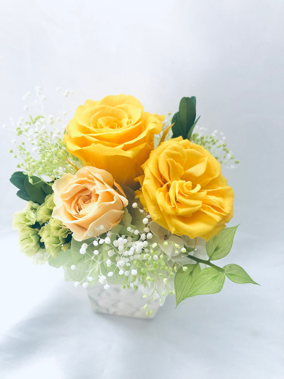 プリザーブドフラワー黄色とパステルオレンジローズ、小花のアレンジ【フラワーケースリボンラッピングつき】 1枚目の画像