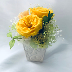 プリザーブドフラワー黄色とパステルオレンジローズ、小花のアレンジ【フラワーケースリボンラッピングつき】 5枚目の画像