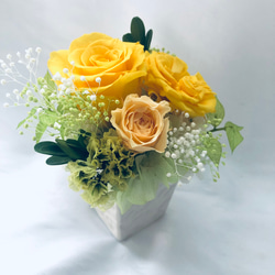 プリザーブドフラワー黄色とパステルオレンジローズ、小花のアレンジ【フラワーケースリボンラッピングつき】 3枚目の画像