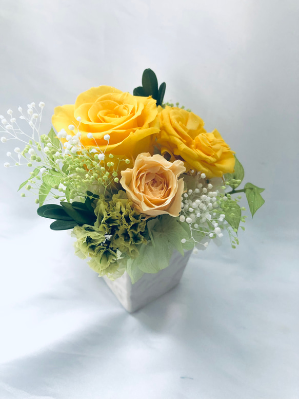 プリザーブドフラワー黄色とパステルオレンジローズ、小花のアレンジ【フラワーケースリボンラッピングつき】 3枚目の画像