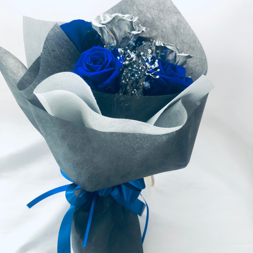 プリザーブドフラワー青とシルバーローズの6輪 の薔薇にかすみ草