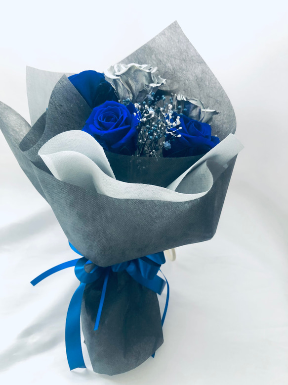 プリザーブドフラワー青とシルバーローズの6輪 の薔薇にかすみ草とリボンをふんわり束ねた花束（花束ラッピング） 4枚目の画像