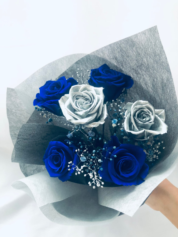 プリザーブドフラワー青とシルバーローズの6輪 の薔薇にかすみ草とリボンをふんわり束ねた花束（花束ラッピング） 3枚目の画像
