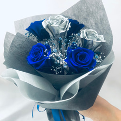 プリザーブドフラワー青とシルバーローズの6輪 の薔薇にかすみ草とリボンをふんわり束ねた花束（花束ラッピング） 1枚目の画像