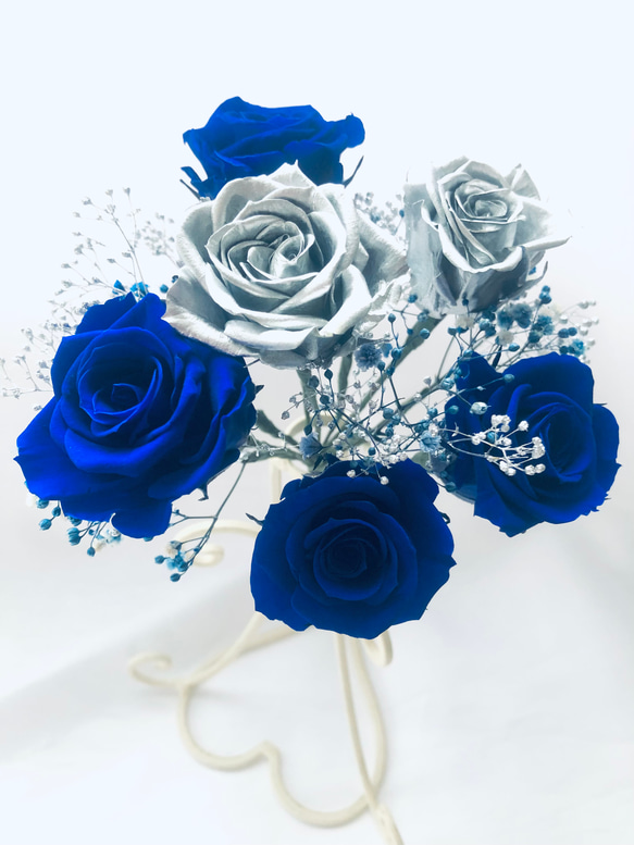 プリザーブドフラワー青とシルバーローズの6輪 の薔薇にかすみ草とリボンをふんわり束ねた花束（花束ラッピング） 6枚目の画像