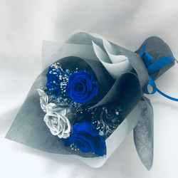 プリザーブドフラワー青とシルバーローズの6輪 の薔薇にかすみ草とリボンをふんわり束ねた花束（花束ラッピング） 2枚目の画像