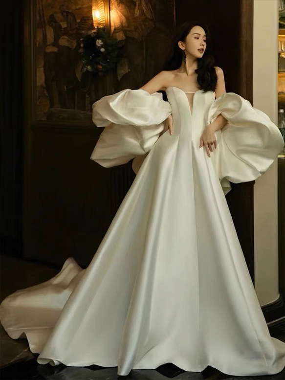 オフホワイト　サテン　ボリューム袖　ウエディングドレス 4枚目の画像