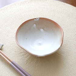 【SALE】チタンマット釉の三つ葉小鉢 1枚目の画像