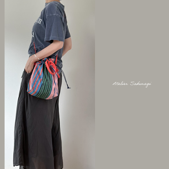 ストライプ（マルチカラー）×綿麻オレンジの巾着型ショルダーバッグ 3枚目の画像