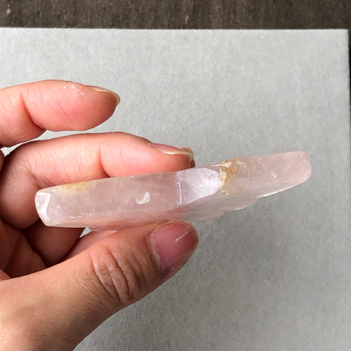 ゴールデンヒーラー入り！ローズクォーツバタフライ☆ 26g☆58.5