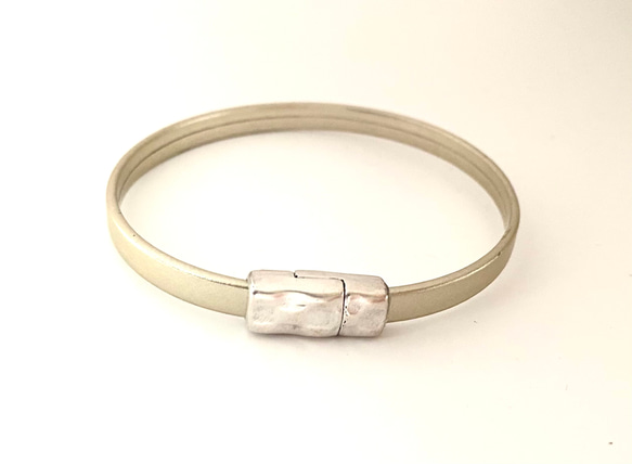 【ヨーロッパ製本革 　シャンパンゴールドの　　ブレスレット】 マグネット留め　 2枚目の画像