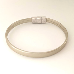 【ヨーロッパ製本革 　シャンパンゴールドの　　ブレスレット】 マグネット留め　 3枚目の画像