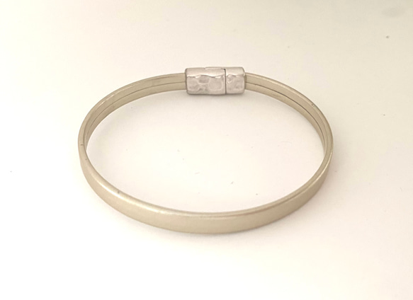 【ヨーロッパ製本革 　シャンパンゴールドの　　ブレスレット】 マグネット留め　 3枚目の画像