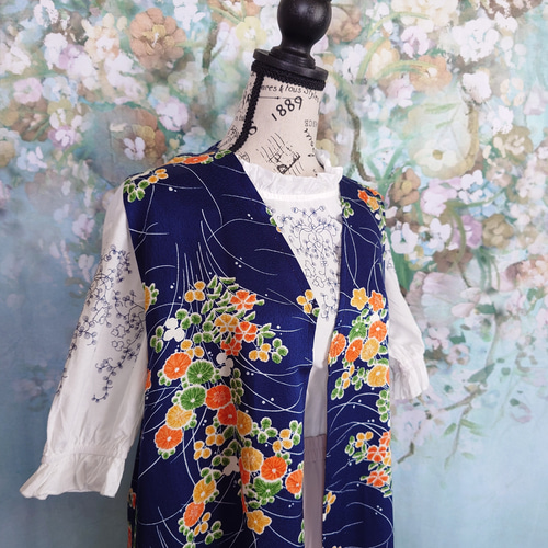 専用です。子供着物リメイクロングジレ ロングジレ コサージュ付き 着物リメイク 紅型小紋 | iichi 日々