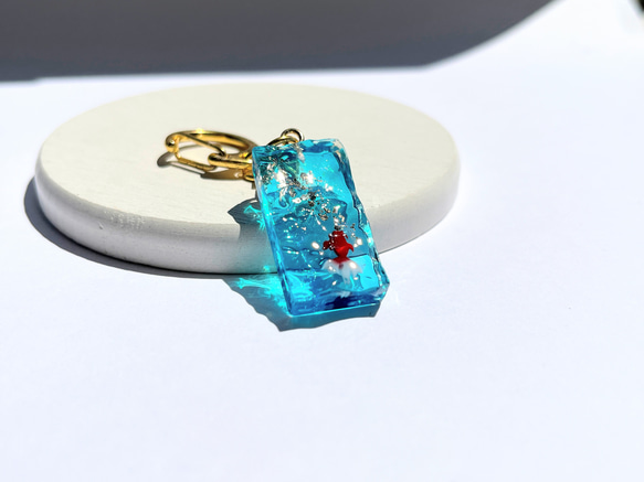 金魚の水面キーホルダー(コバルトブルー) / レジン / 水面