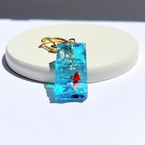 キーホルダー  レジン  ハンドメイド金魚  青  ステンドグラス風 金魚の水面キーホルダー(コバルトブルー) / レジン / 水面 その他