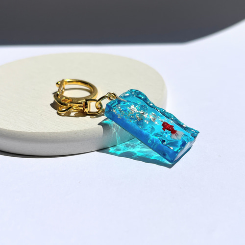 金魚の水面キーホルダー(コバルトブルー) / レジン / 水面