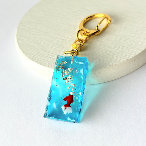藍様おまとめ。レジン キーホルダー 金魚の水面キーホルダー(コバルトブルー) / レジン / 水面