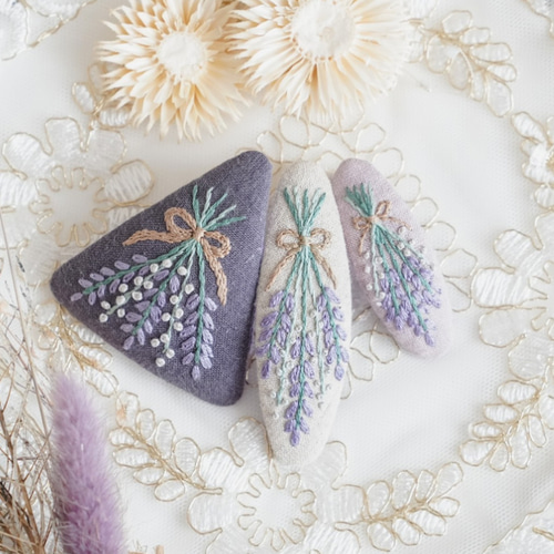 ラベンダーカラーのふわふわ薔薇刺繍5センチパッチンピン 癒しの香り＊ラベンダーとかすみ草のスワッグ刺繍パッチンピン