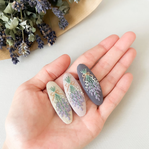 癒しの香り＊ラベンダーとかすみ草のスワッグ刺繍パッチンピン