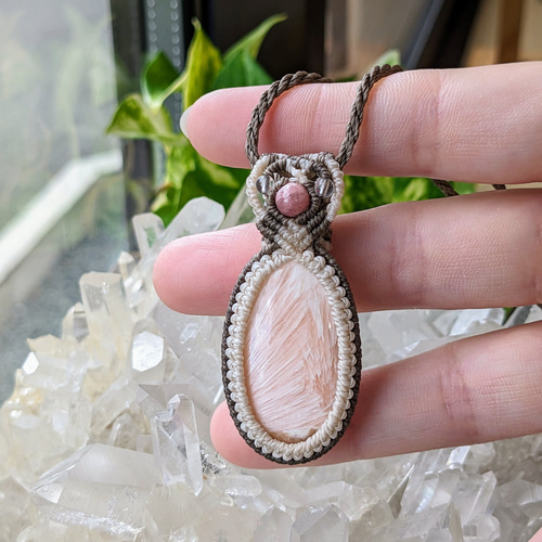 ルチルクォーツ(ピンクからブラウンカラー) マクラメネックレス ルチルクォーツ(ピンクからブラウンカラー) マクラメネックレス 【公式