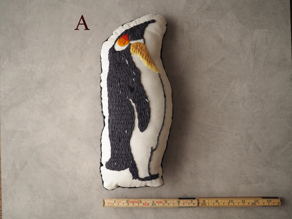新生活の贈り物にも！ウール糸で手刺繍した ひとつがいのペンギンクッション 5枚目の画像