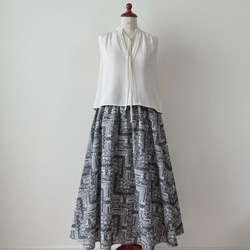 英国輸入リバティプリント LIBERTY LONDON限定 Tudor Belle ブラック フレアーマキシ丈スカート 2枚目の画像