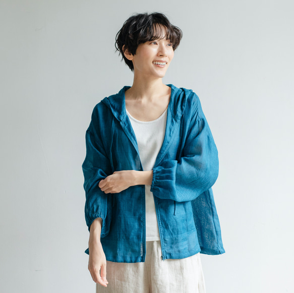 散發清涼氣息的亞麻夾克。輕盈連帽外套。孔雀藍 230613-6 第1張的照片