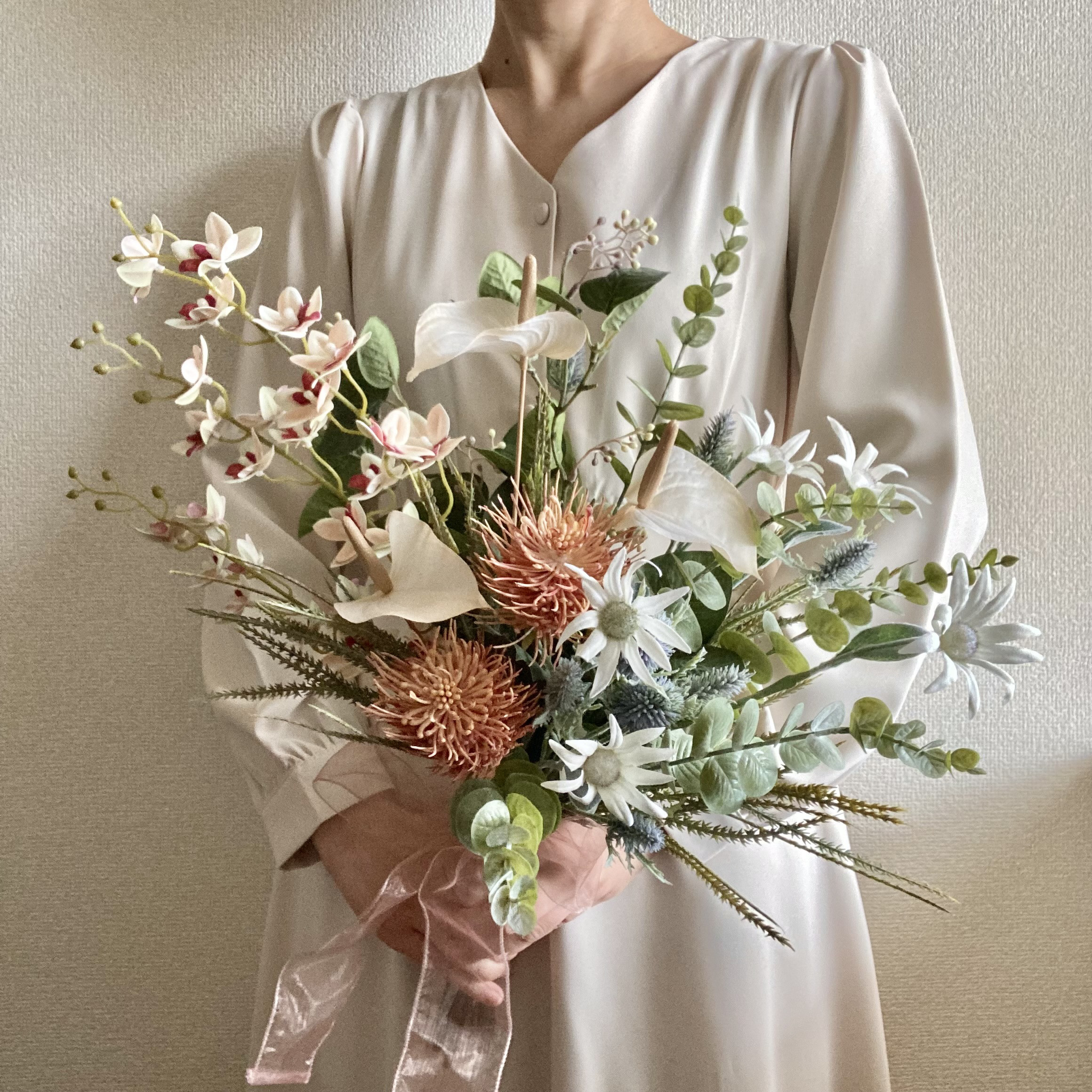 バンクシアとアンスリウムのクラッチブーケ  リゾートウェディング