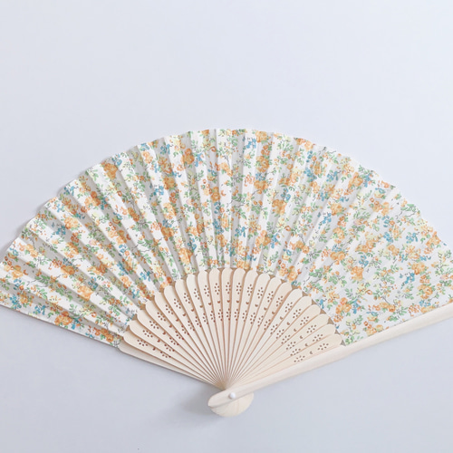 贈りものにしたい扇子 ~ 持ち歩きに便利な、リバティ生地の扇子
