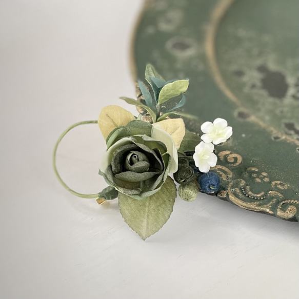 布花アンティークグリーンのバラとかすみ草、グリーンミント、木の実をまとめたブーケコサージュ 2枚目の画像