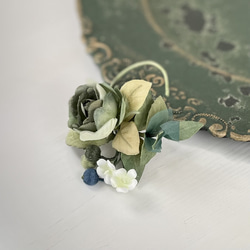布花アンティークグリーンのバラとかすみ草、グリーンミント、木の実をまとめたブーケコサージュ 4枚目の画像