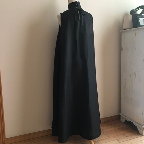 ベルギーLibeco社リネン黒で作ったハイネックフレアマキシワンピース