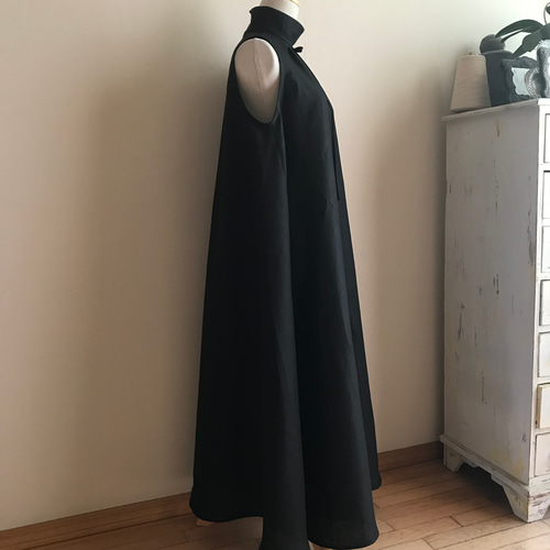 ベルギーLibeco社リネン黒で作ったハイネックフレアマキシワンピース