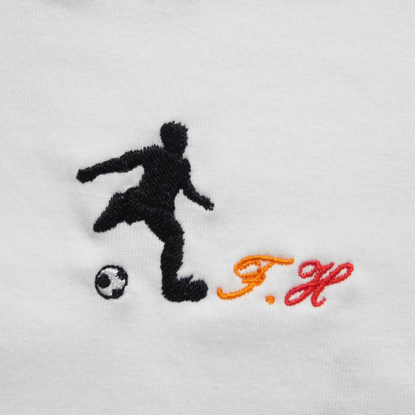 サッカーのシルエットとイニシャル刺繍入りＴシャツ　6.2オンス　男女兼用 1枚目の画像