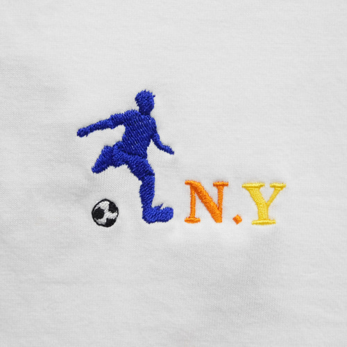lilz サッカーイラスト Tシャツ 黒 新品 サッカーのシルエットとイニシャル刺繍入りTシャツ 6.2オンス