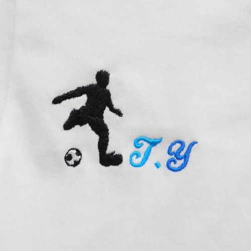 サッカーのシルエットとイニシャル刺繍入りTシャツ 6.2オンス