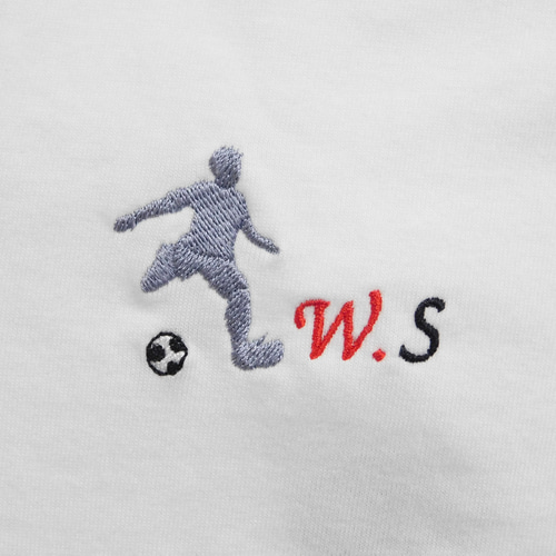 サッカーのシルエットとイニシャル刺繍入りTシャツ 6.2オンス