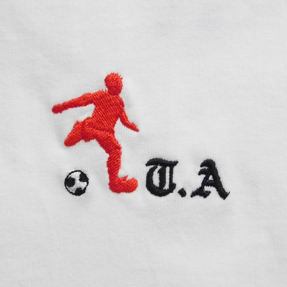 サッカーのシルエットとイニシャル刺繍入りＴシャツ　6.2オンス　男女兼用 3枚目の画像