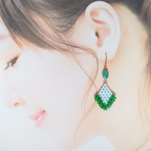 デリカビーズピアス 緑のポップで可愛いピアス ピアス（フック