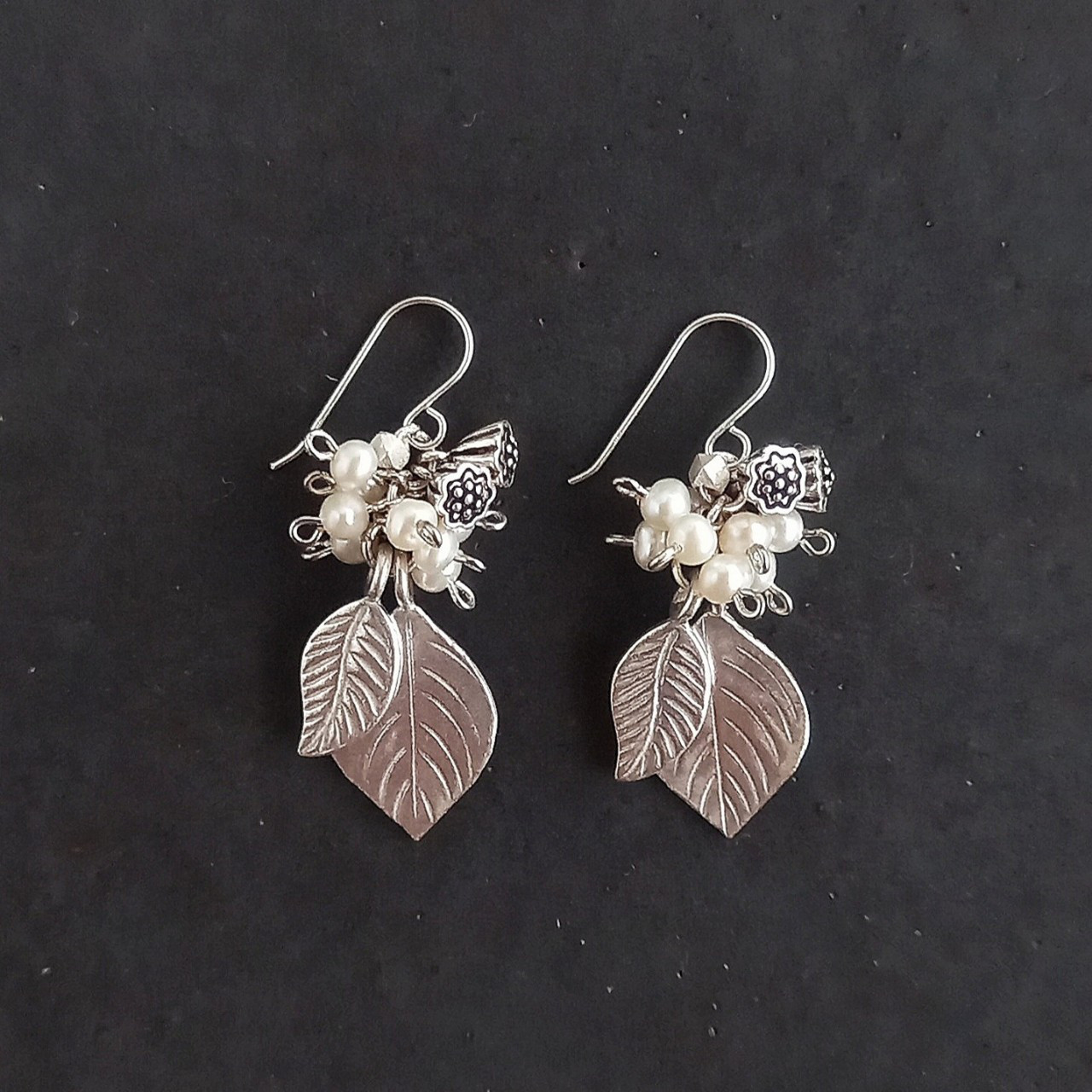 実り』- カレンシルバーの葉っぱと蓮の花、淡水パールの耳飾り  