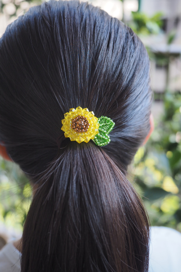 ✨ビーズ刺繍のヘアゴム　ひまわり　Girasole✨ 1枚目の画像